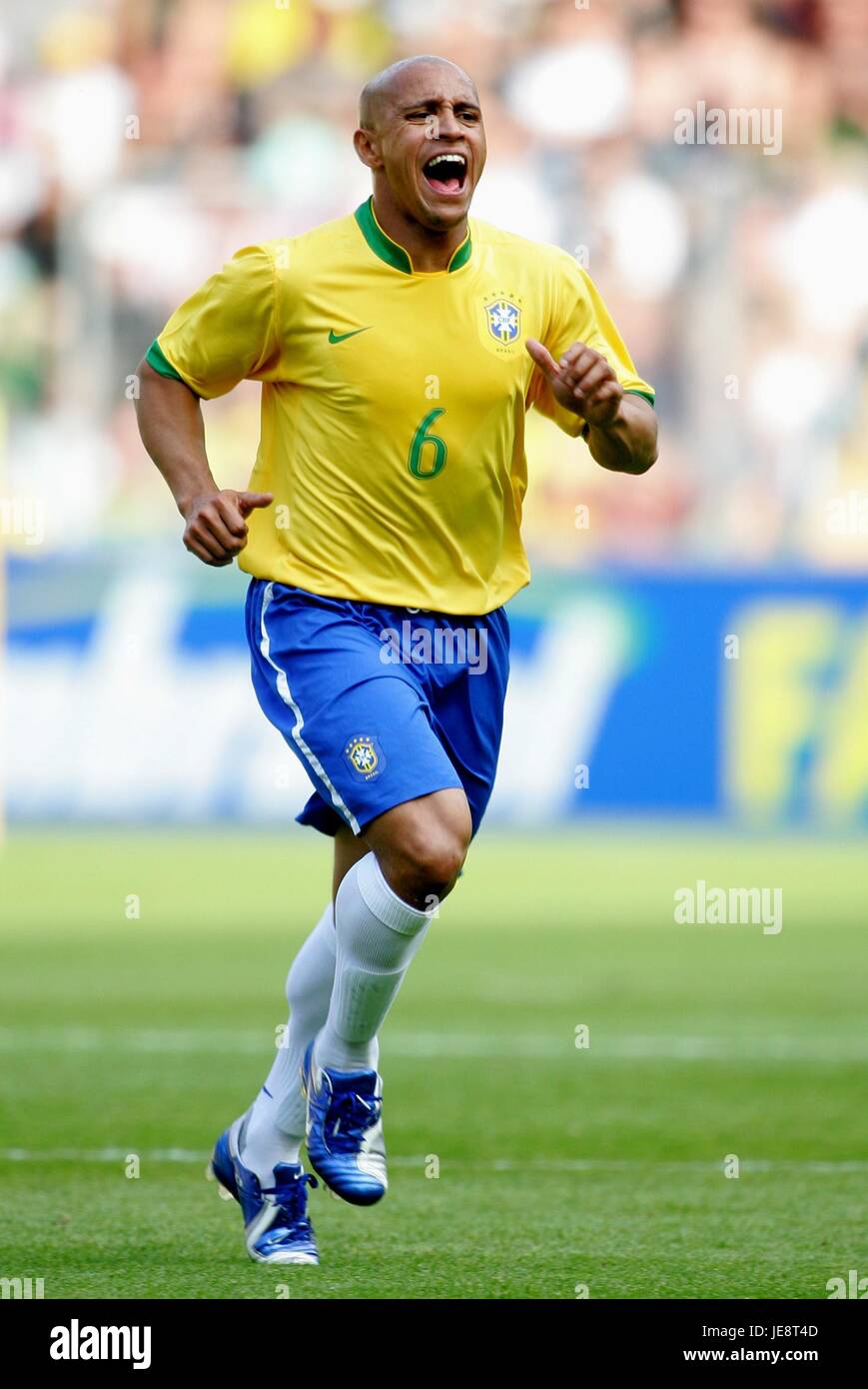 ROBERTO CARLOS BRAZIL & REAL MADRID STADE DE GENEVA GENEVA SWITZERLAND 04  June 2006 Stock Photo - Alamy