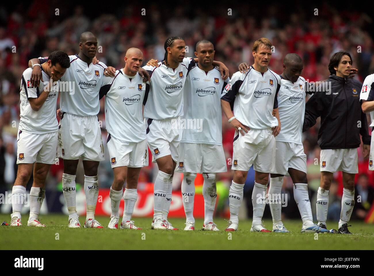Normalisering vride ortodoks DEJECTED WEST HAM PLAYERS THE FA CUP FINAL MILLENNIUM STADIUM CARDIFF WALES  13 May 2006 Stock Photo - Alamy