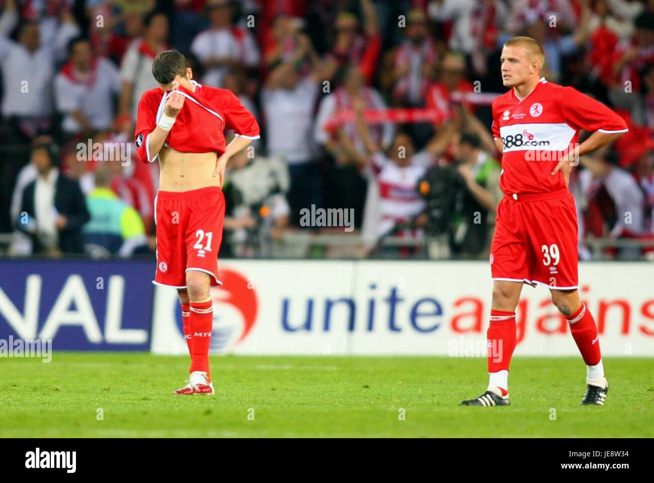 STUART PARNABY LEE CATTERMOLE MIDDLESBROUGH V SEVILLE FC PHILIPS