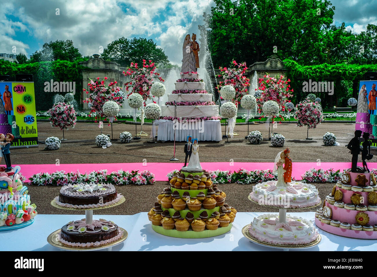 BILBAO SPAIN - WEDDING CELEBRATION IN  A PARC 2013 - WEDDING - WEDDING CAKE - WEDDING DAY © Frédéric BEAUMONT Stock Photo
