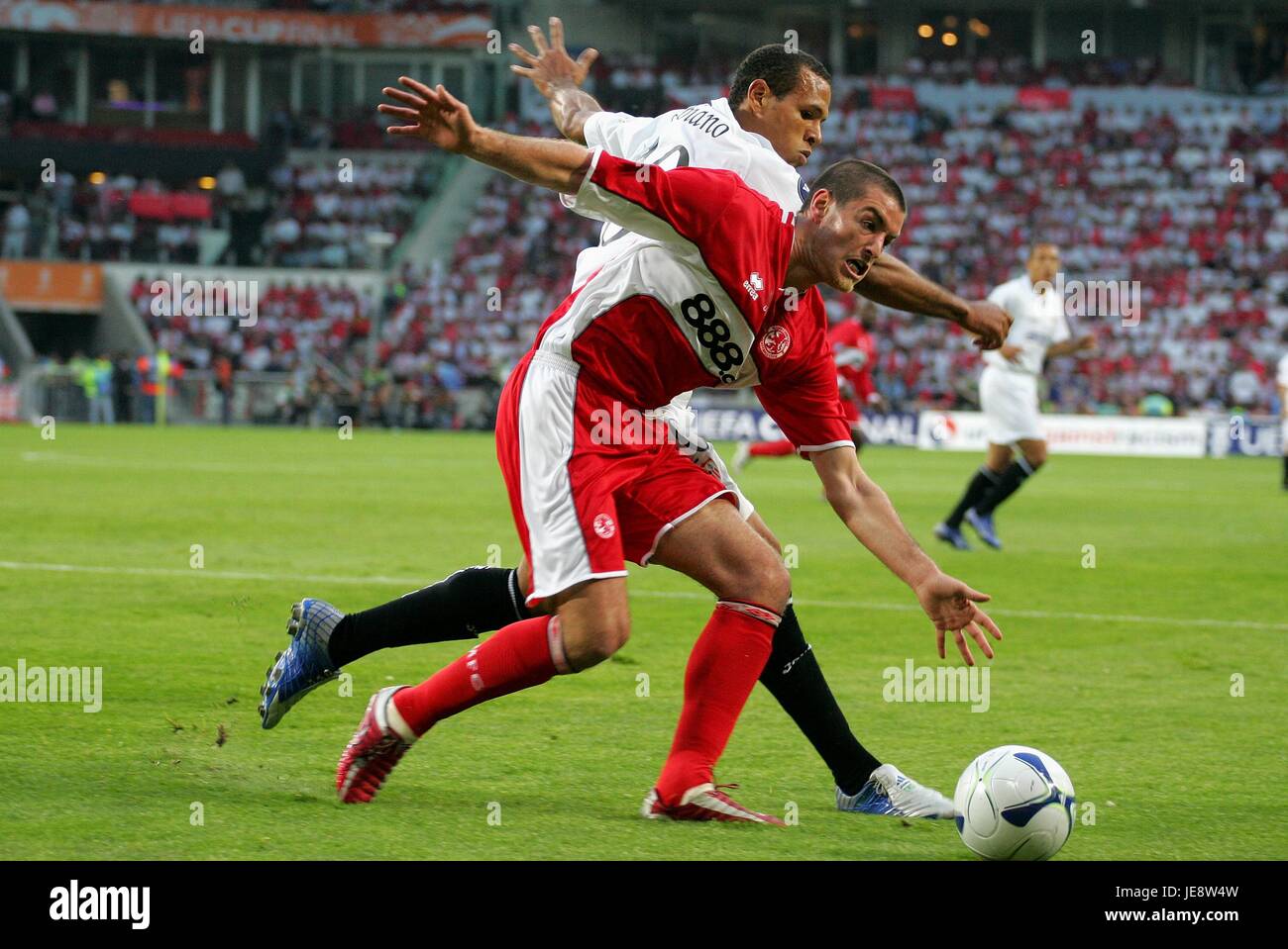 Soccer - UEFA Cup - Semi-Final - Second Leg - Middlesbrough v Steaua  Bucuresti - Riverside Stadium. Steaua Bucuresti fans welcome their team  Stock Photo - Alamy