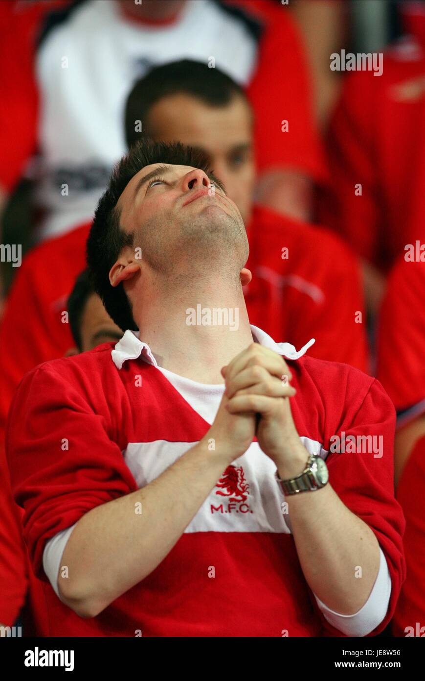 FAN PRAYS FOR ANOTHER MIRACLE MIDDLESBROUGH V SEVILLE PHILIPS STADIUM EINDHOVEN HOLLAND 10 May 2006 Stock Photo