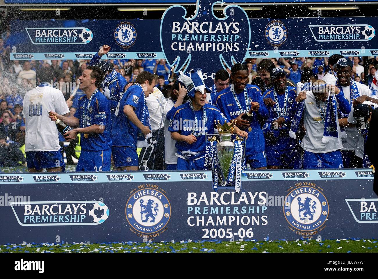 CHELSEA PLAYERS CELEBRATE PREMIERSHIP CHAMPIONS 05/06 STAMFORD BRIDGE  CHELSEA LONDON ENGLAND 29 April 2006 Stock Photo - Alamy