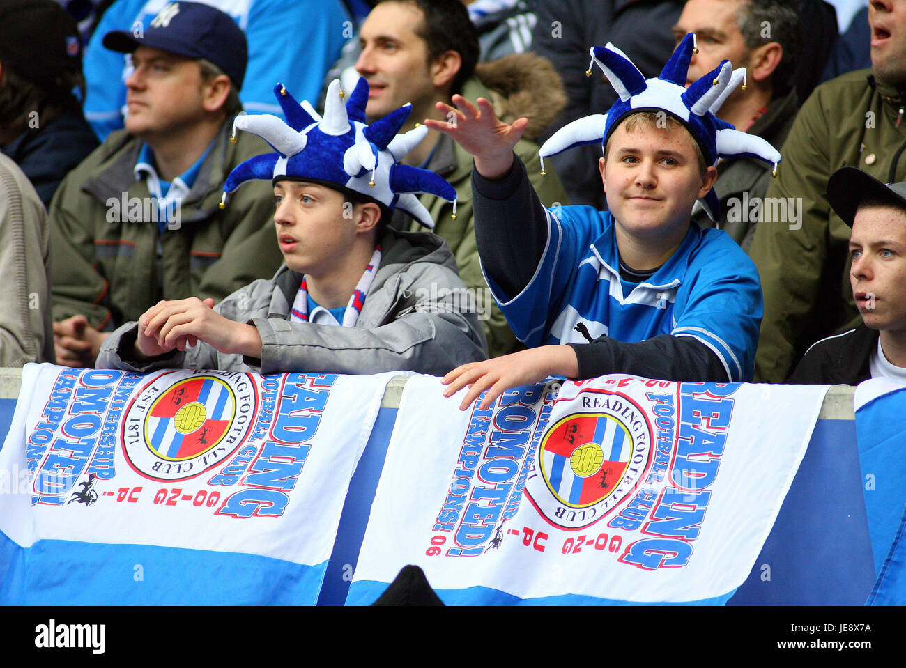 READING FANS LEICESTER CITY V READING WALKERS STADIUM LEICESTER ENGLAND