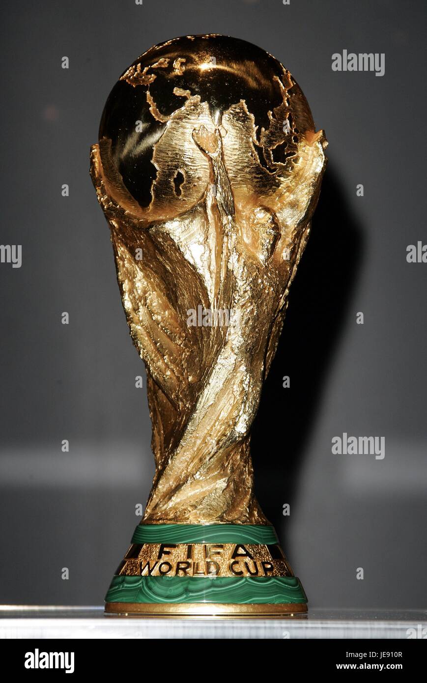 WORLD CUP TROPHY WORLD CUP TROPHY UNIVERSAL STUDIOS LOS ANGELES USA 19 February 2006 Stock Photo