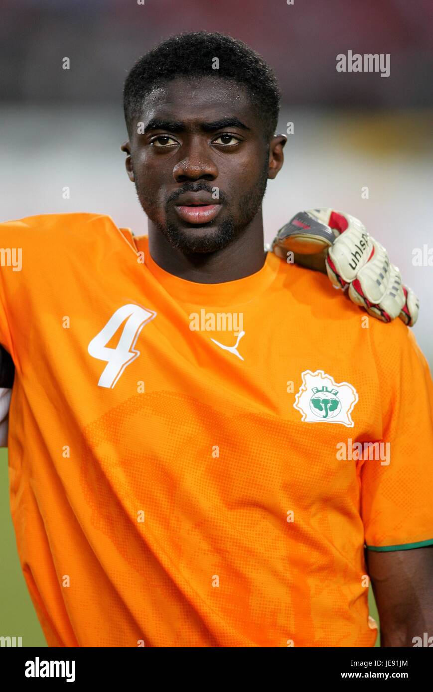 KOLO TOURE IVORY COAST & ARSENAL FC CAIRO STADIUM CAIRO EGYPT 24