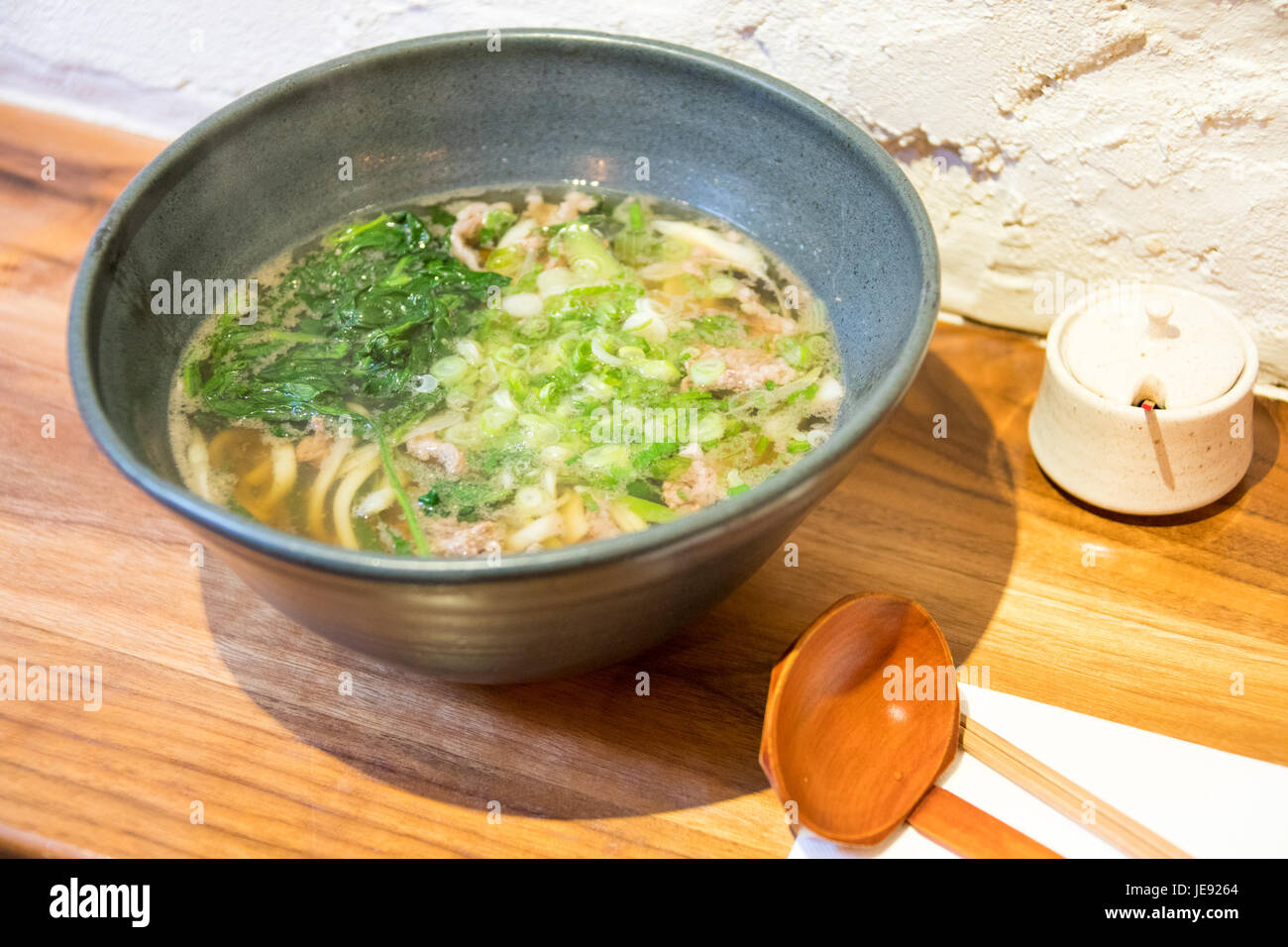 Gyunan udon, washugyu beef and Tokyo negi, Raku Japanese udon-ya restaurant, East Village, Manhattan, New York City Stock Photo