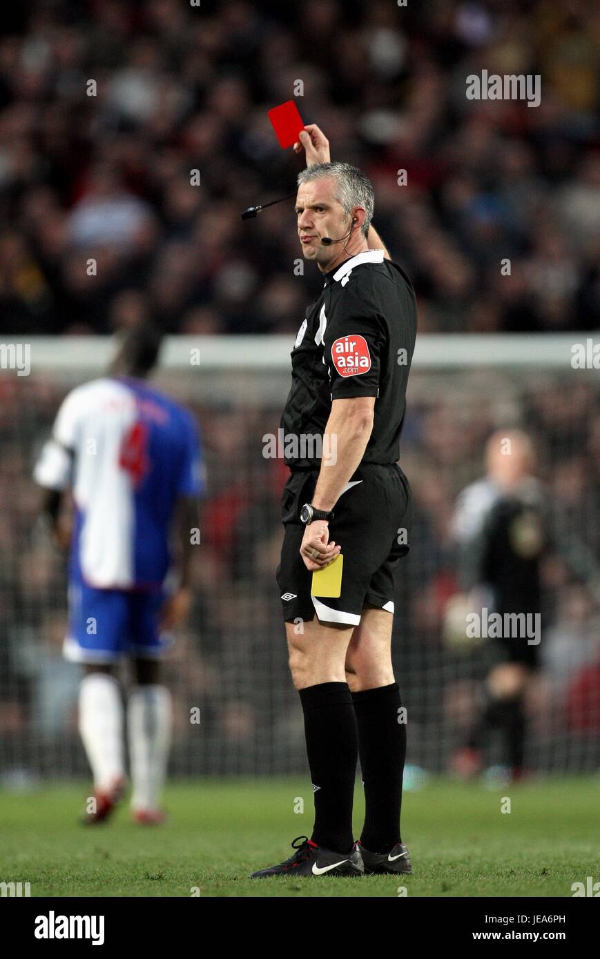 CHRIS FOY WITH RED CARD FOOTBALL REFEREE OLD TRAFFORD MANCHESTER ENGLAND 11  November 2007 Stock Photo - Alamy