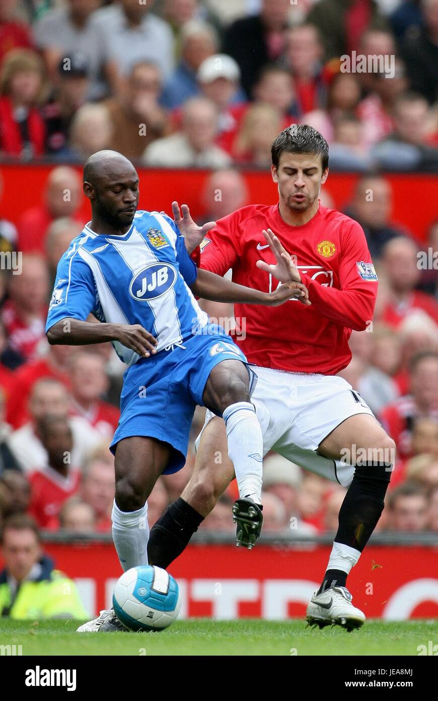 SALOMON OLEMBE & GERARD PIQUE MANCHESTER UNITED V WIGAN ATH OLD TRAFFORD  MANCHESTER ENGLAND 06 October 2007 Stock Photo - Alamy