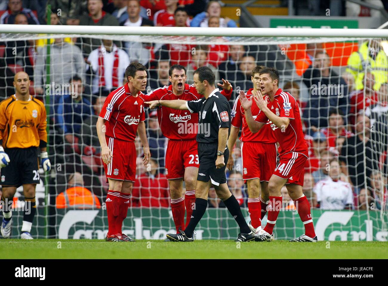 LIVERPOOL PLAYERS & ROB STYLE LIVERPOOL V CHELSEA ANFIELD LIVERPOOL ENGLAND 19 August 2007 Stock Photo