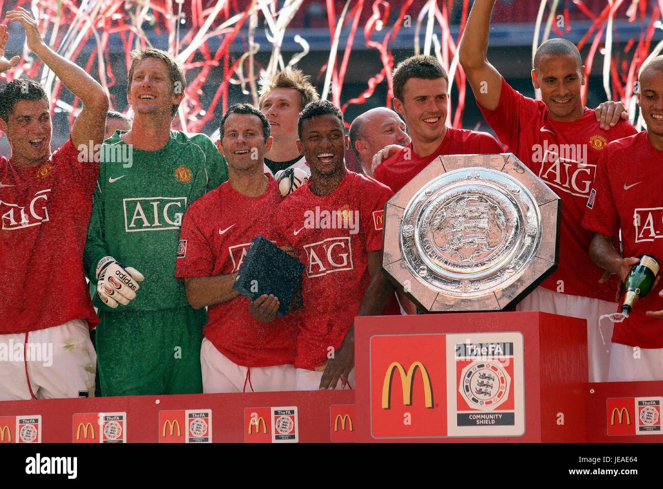 Manchester Utd Celebrate Fa Community Shield Winners 07 Wembley Stock Photo Alamy