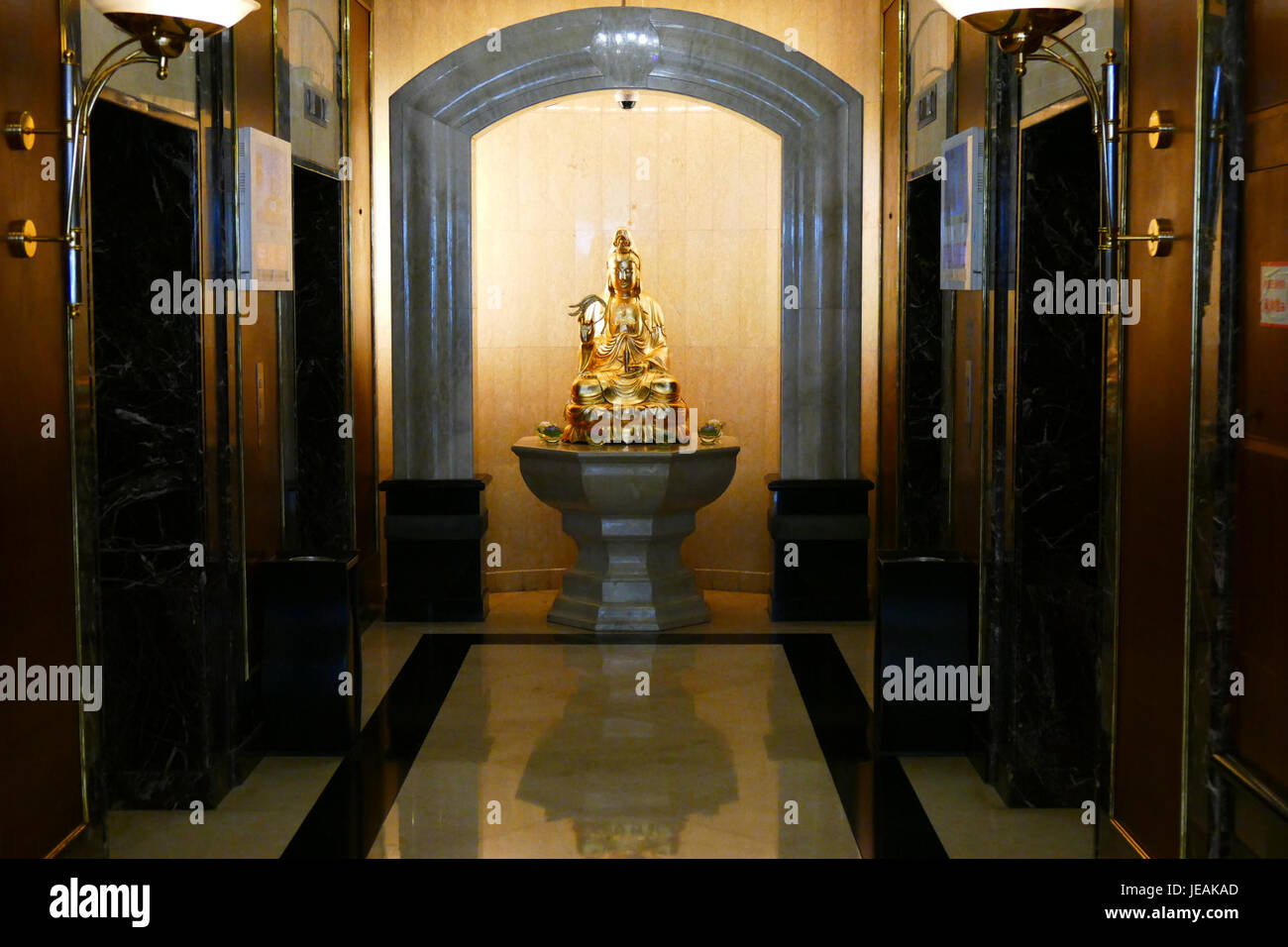 2014.11.21.085740 Lifts Grand Metropark Hotel Hangzhou Stock Photo