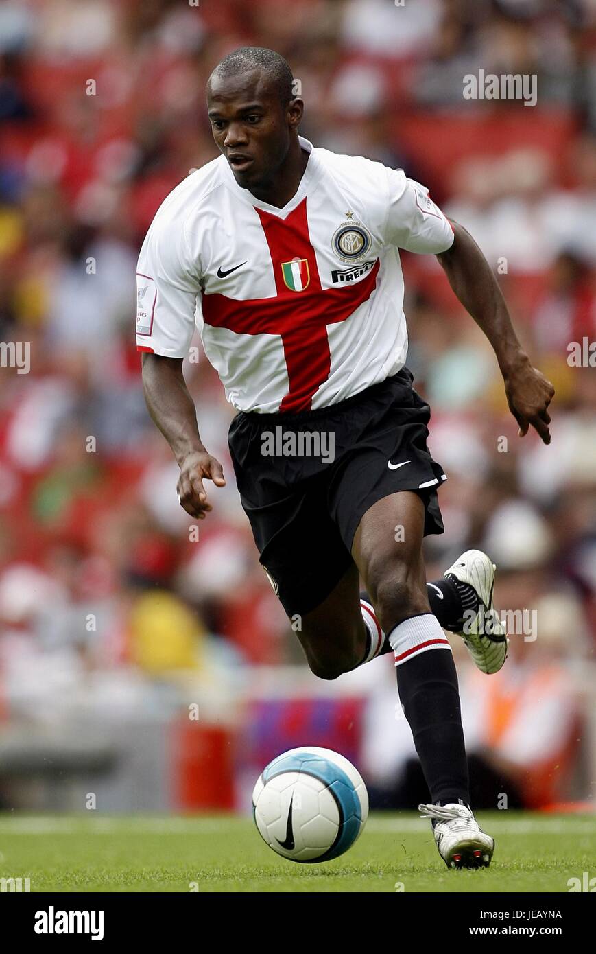 DAVID SUAZO INTER MILAN EMIRATES STADIUM LONDON ENGLAND 28 July 2007 Stock  Photo - Alamy, image size:869x1390