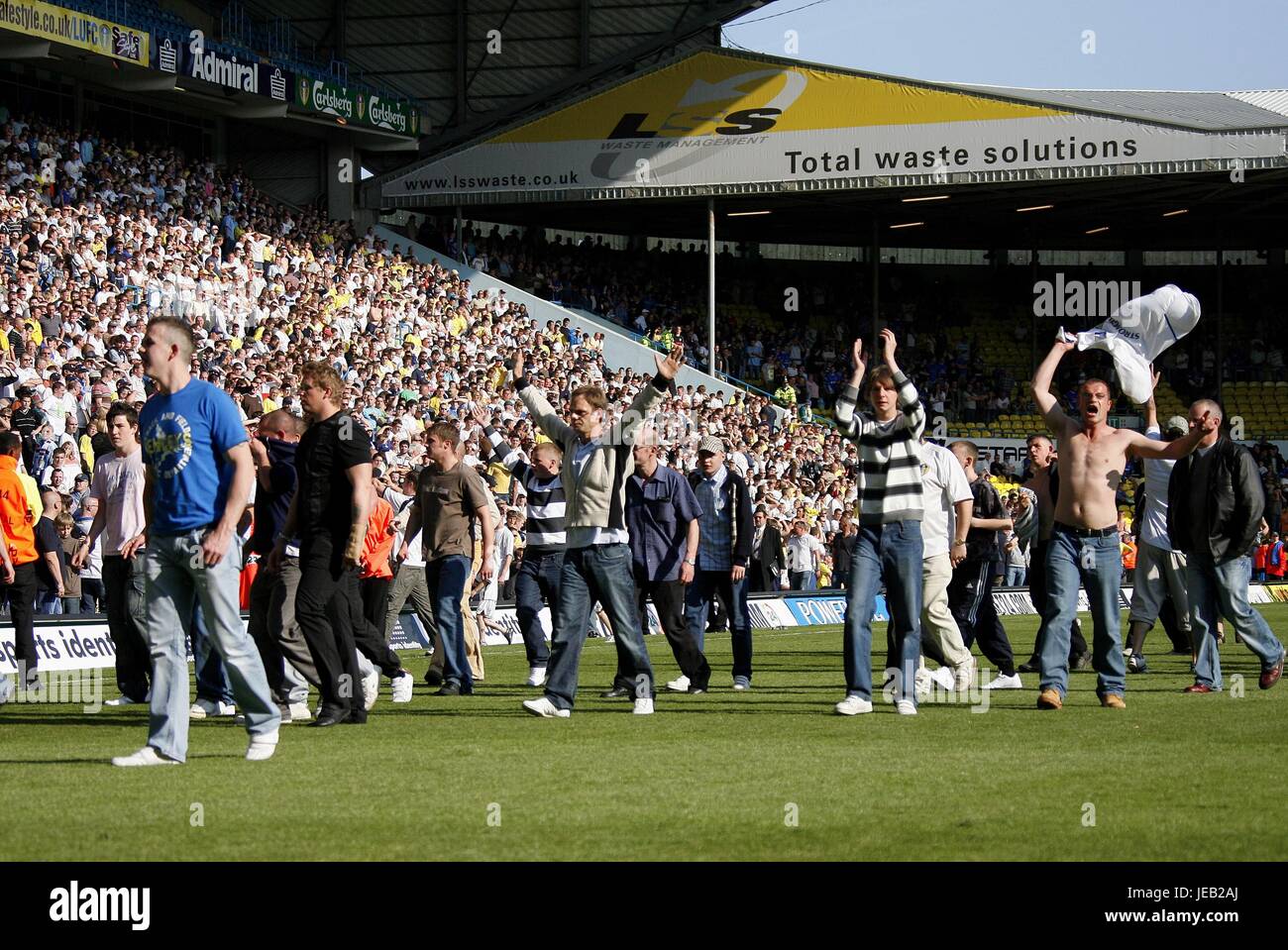 LEEDS FANS INVADE THE PITCH LEEDS UTD V IPSWICH TOWN ELLAND ROAD LEEDS