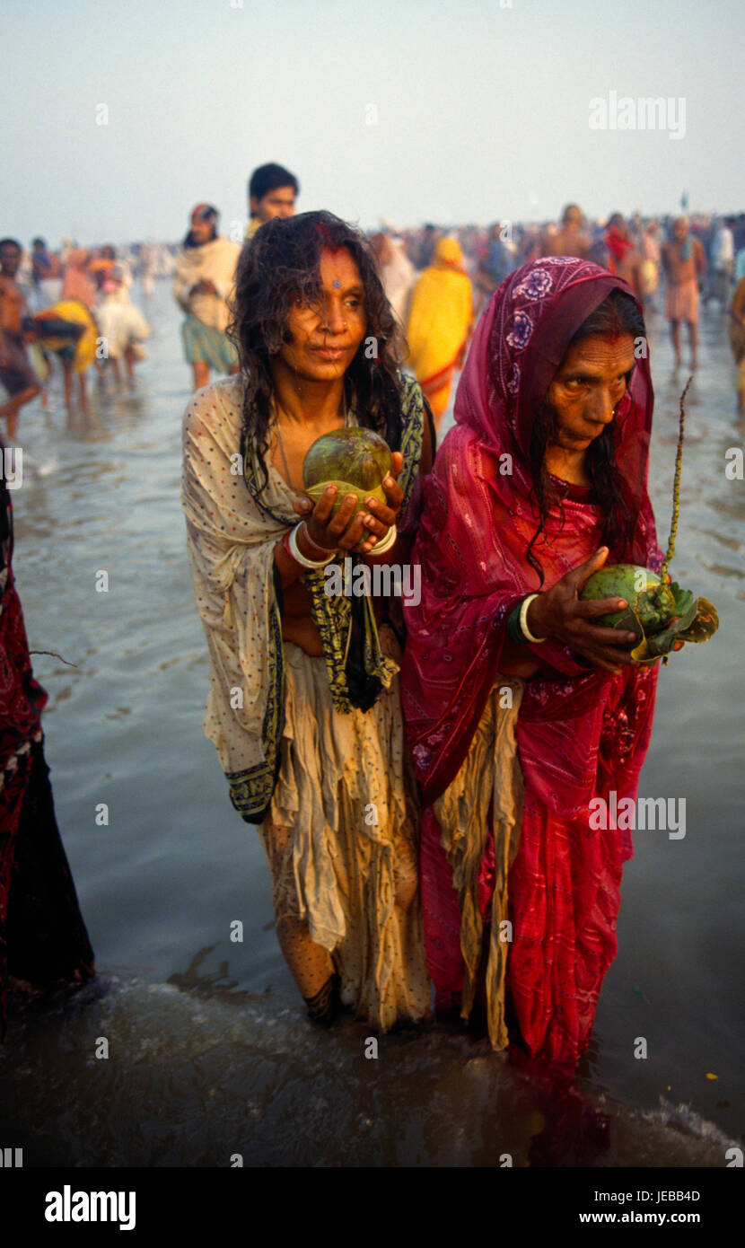 India, West Bengal, Sagar Island, Pilgrims with offerings at three day Sagar bathing festival at island in the mouth of the Hooghly considered to be the point where the Ganges joins the sea. Stock Photo