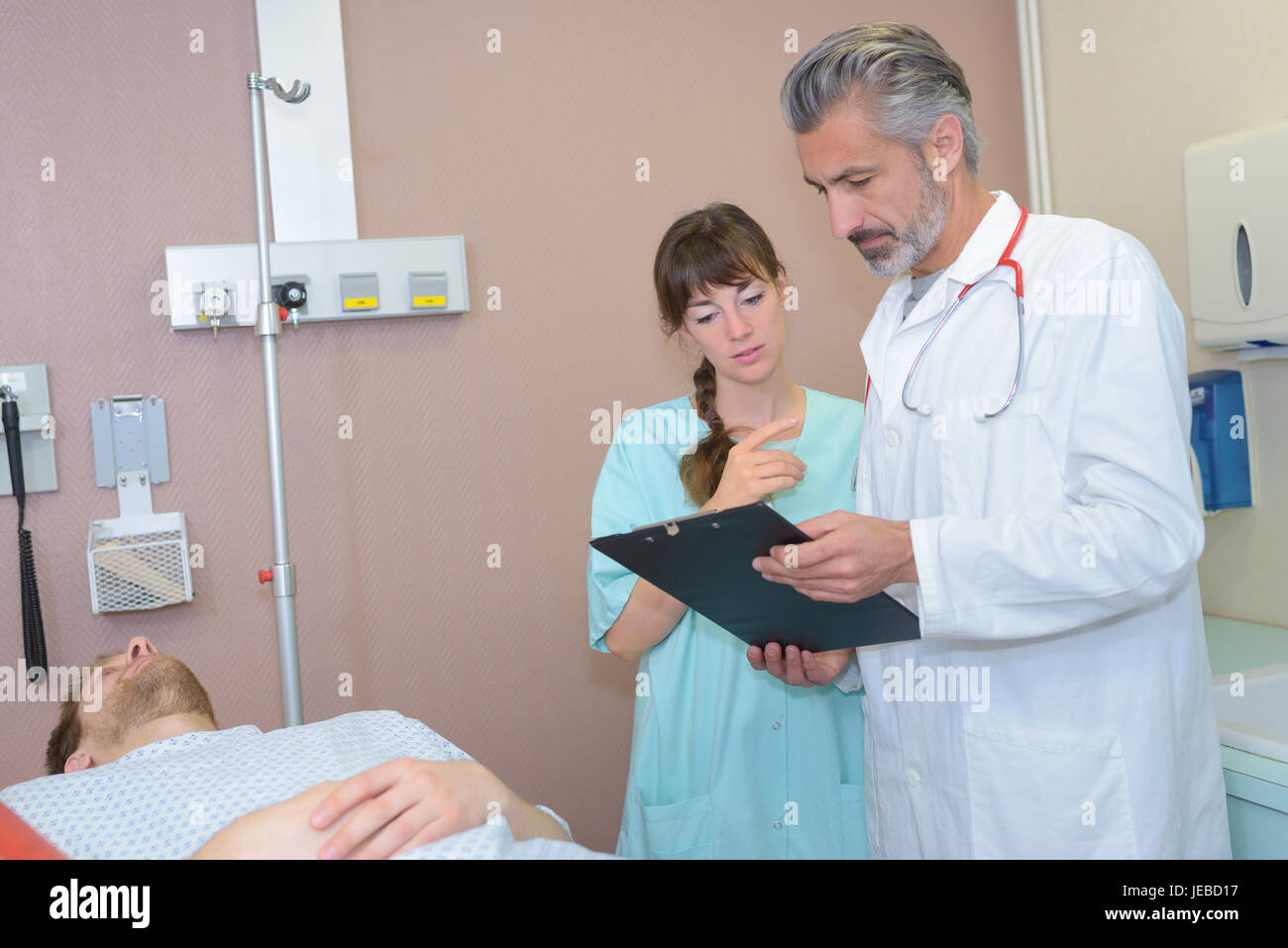 Doctor nurse clipboard visiting hi-res stock photography and images - Alamy