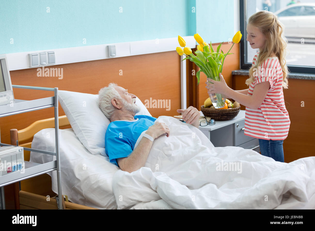 Senior man hospital bed family hi-res stock photography and images - Alamy