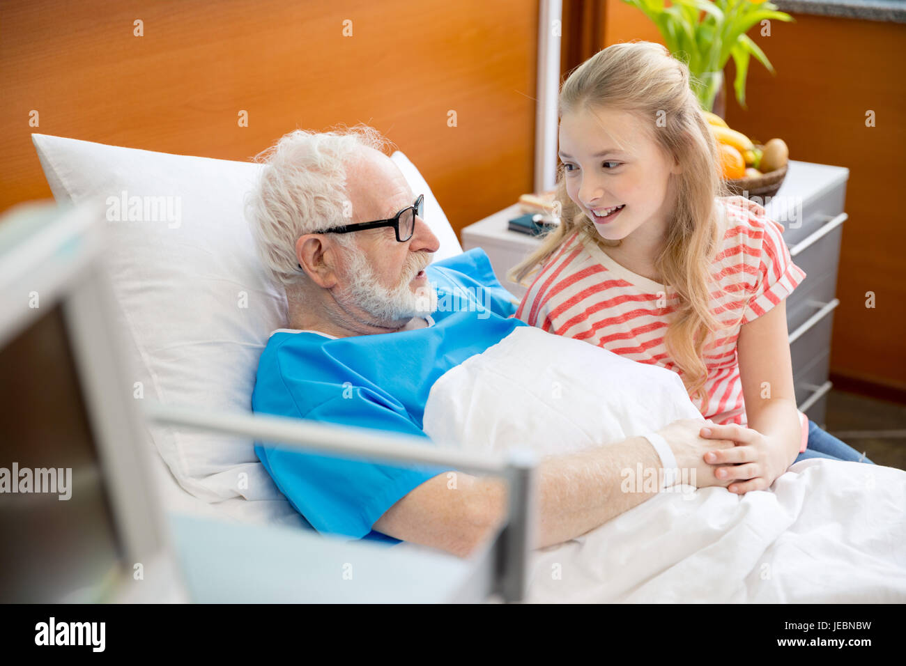Навестите дедушку. Девочка навещает дедушку. Навестить Деда. Дедушка объясняет внучке.