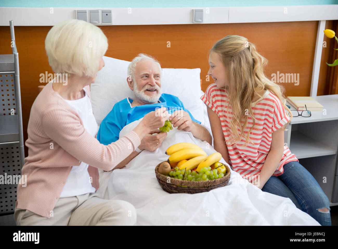 Навестите дедушку. Бабушка с фруктами. Навещать дедушку. Бабушка в больнице с внучкой. Девочка навещает дедушку.