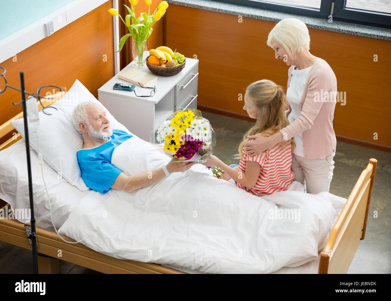 Навещать бабушку на английском. Навещать больного в больнице. В больнице пациента навещают. Посещение больного в больнице родственниками.