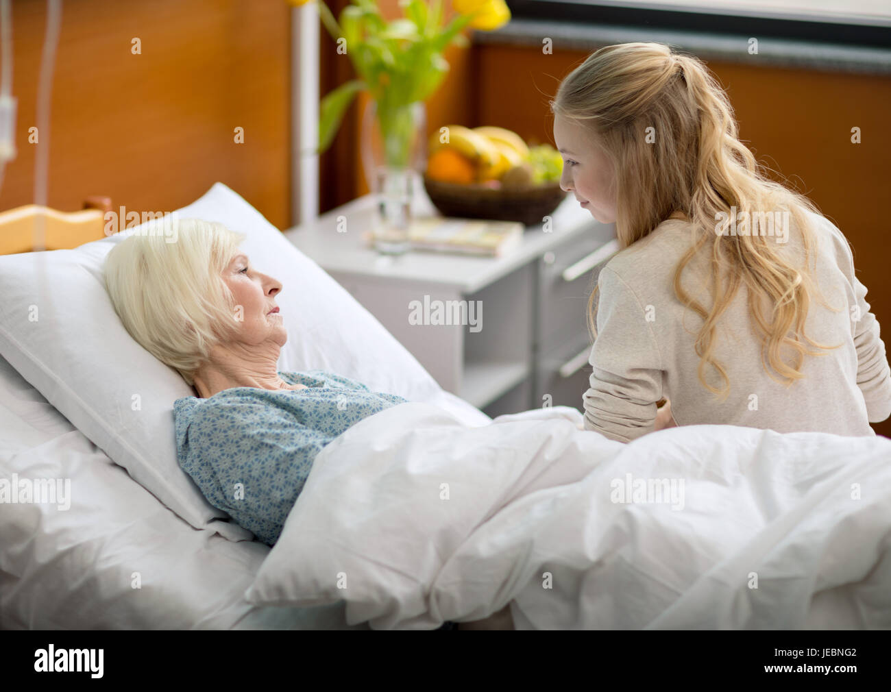 Лида помогает родителям ухаживать за больной бабушкой. Навестил бабушку в больницей. Маиа в больнм.