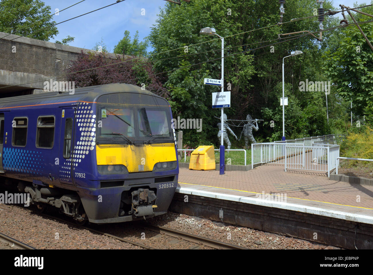 Livingston south railway station hi-res stock photography and images ...