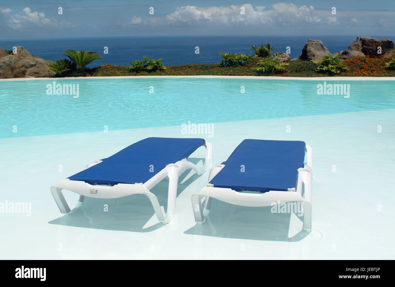 Two blue deck chairs hi-res stock photography and images - Alamy