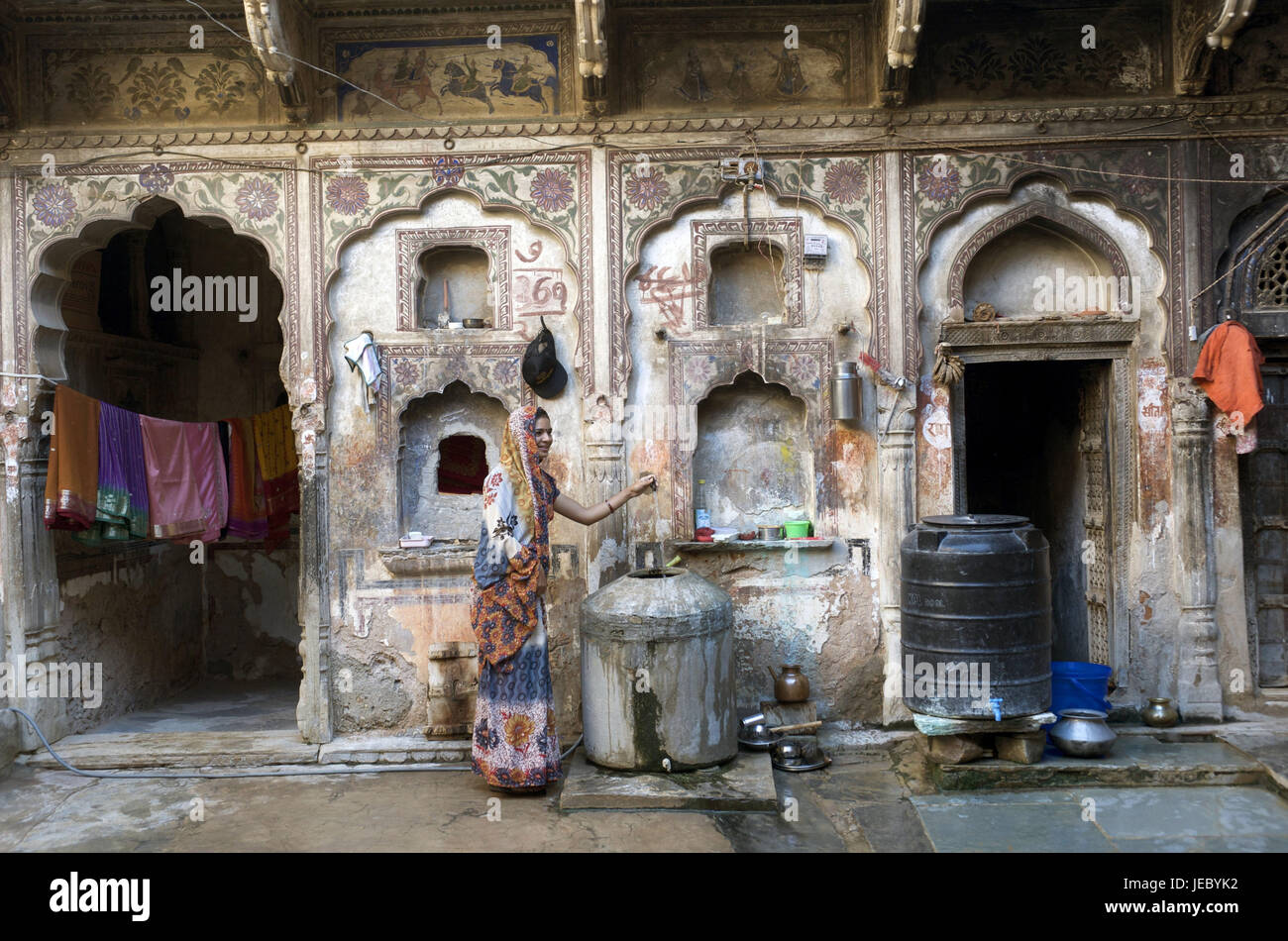 India, Rajasthan, region of Shekhawati, Mandawa, Gulab Rai Ladia Haveli, a woman in national costume, Stock Photo