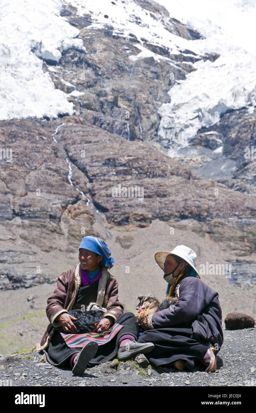 Pilgrim in the Karo-La pass, Friendship highway, Tibet, Asia, Stock Photo