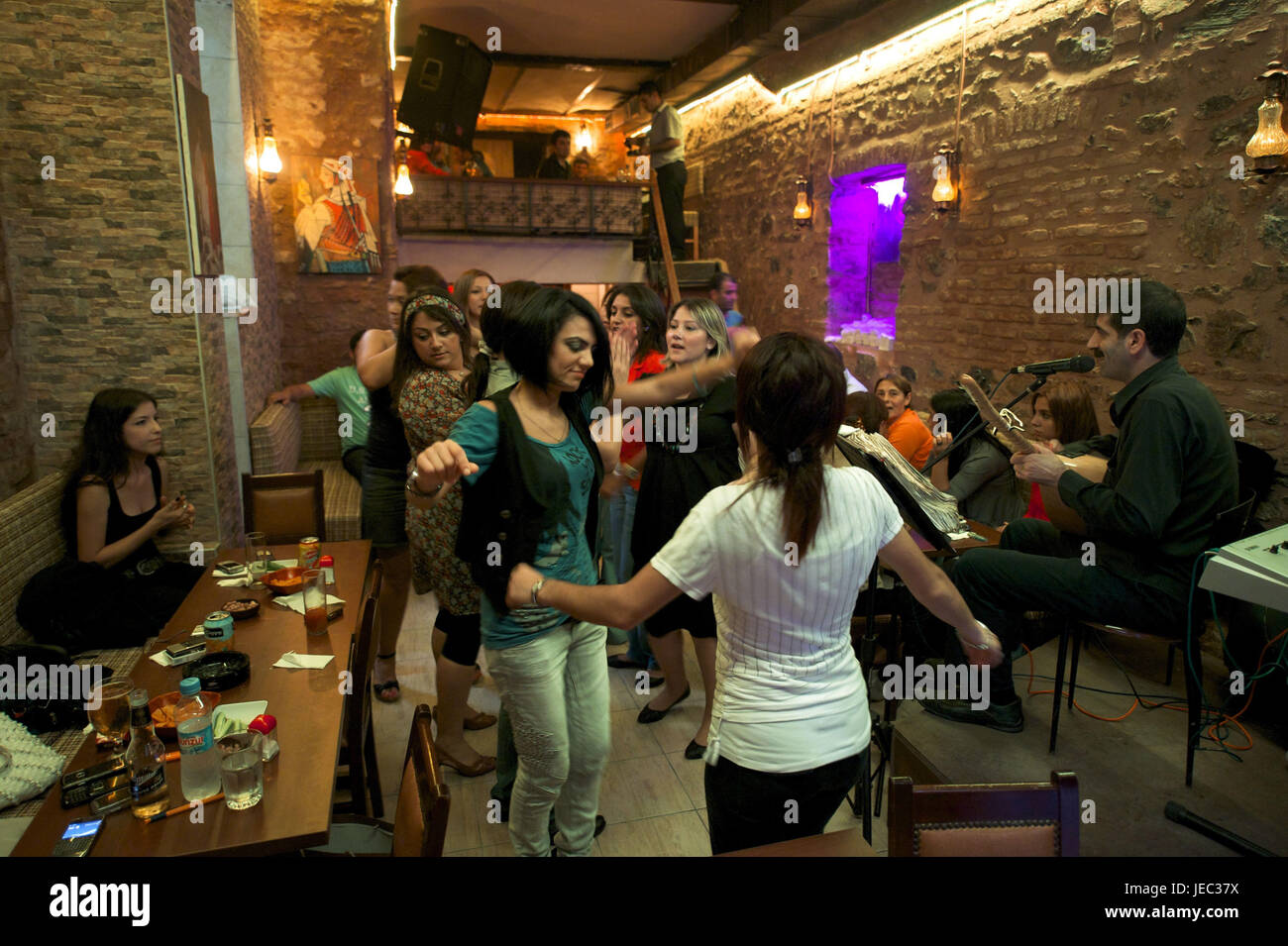 Turkey, Istanbul, Beyoglu, part of town of Taksim, Munzur, dance in a bar, Stock Photo