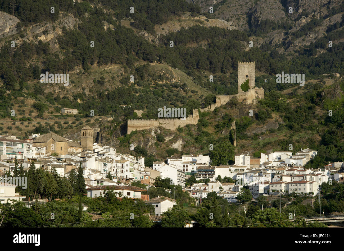 Spain, Andalusia, Sierra de Cazorla, town view with Castillo de la Yedra, Stock Photo