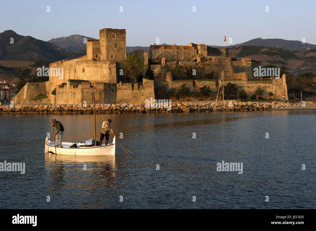 Europe, France, Collioure, Fischer on a boot, in the background on the château royal, Europe, France, Languedoc-Roussillon, Collioure, Département of Pyrénées-East ale, tag, colour picture, People, two people, man, men, adults, adult, locals, local, whole view, whole body, 40-50 years, person, person, no model release, European, stand, boat, boats, fishing boat, fishing boats, architecture, building, structure, structures, lock, locks, traditional culture, waters, water, sea, the Mediterranean Sea, scenery, sceneries, coast, coastal scenery, coastal sceneries, coasts, ocean, oceans, Stock Photo