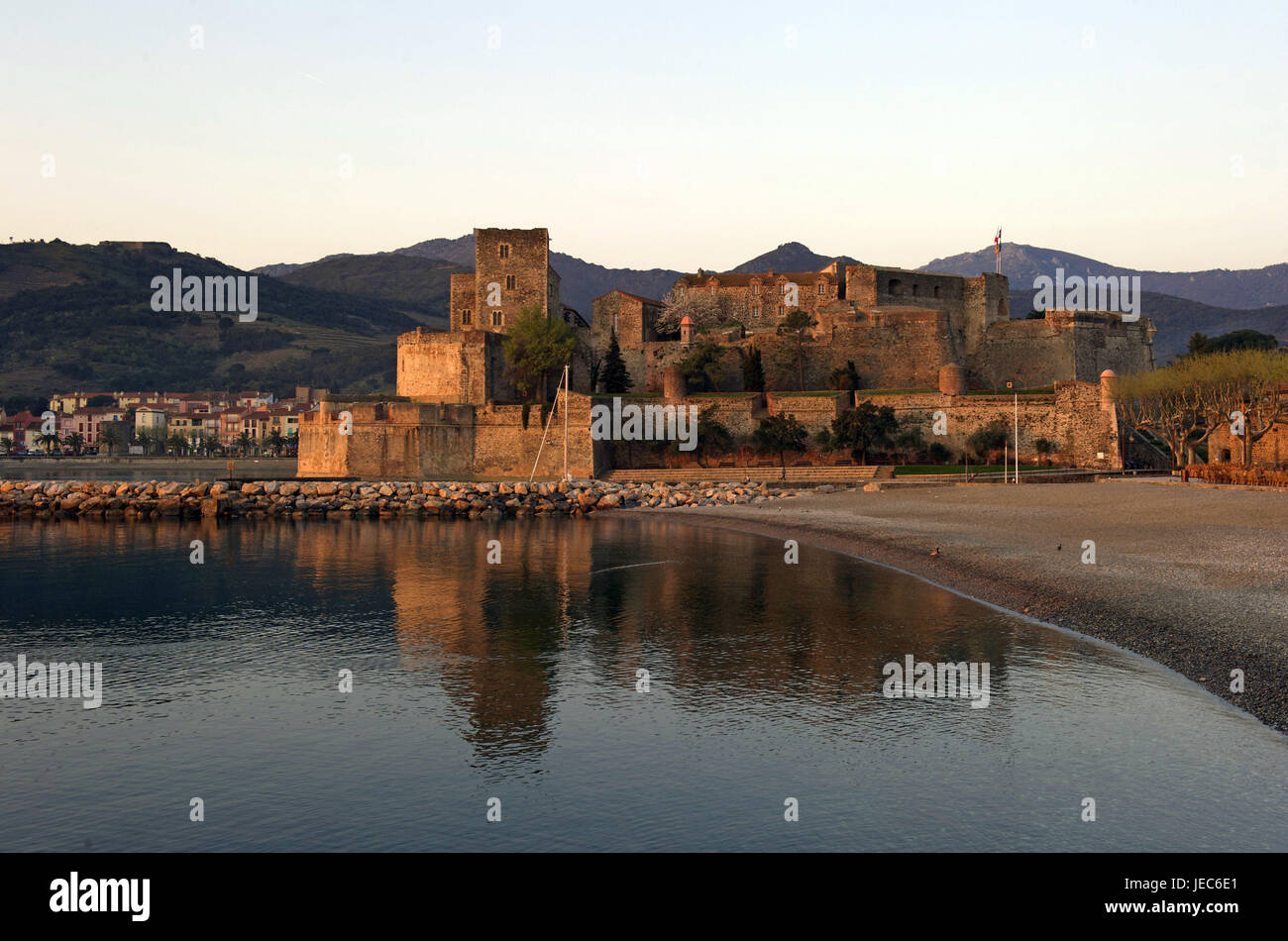 Europe, France, Collioure, château royal, Europe, France, Languedoc-Roussillon, Collioure, Département of Pyrénées-East ale, tag, colour picture, Nobody, architecture, building, structure, structures, lock, locks, traditional culture, waters, water, sea, the Mediterranean Sea, scenery, sceneries, coast, coastal scenery, coastal sceneries, coasts, ocean, oceans, geography, travel, destination, holiday destination, tourism, tourism, parish, parishes, place, places, town, towns, town view, town views, heavens, shores, king's castle, castle, castles, fortress, fortresses, story, historically, Stock Photo