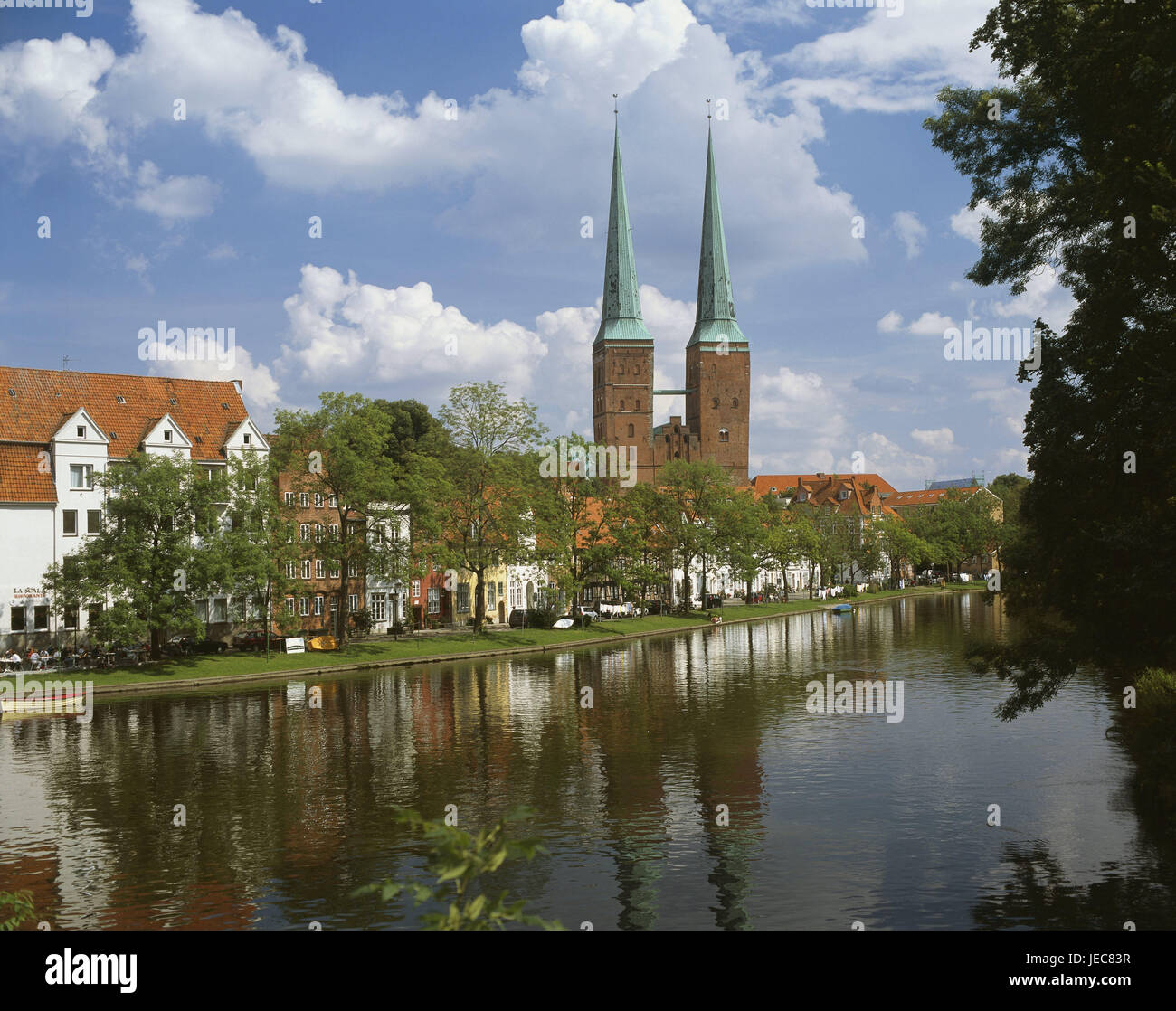 Germany, Schleswig - Holstein, Lübeck, Obertrave, view Old Town, Lübeck cathedral, Hanseatic town, town, Old Town island, town view, river, waters, course of a river, houses, sacred construction, structure, historically, architecture, steeples, place of interest, UNESCO-world cultural heritage, cloudy sky, vault height 20 m Stock Photo