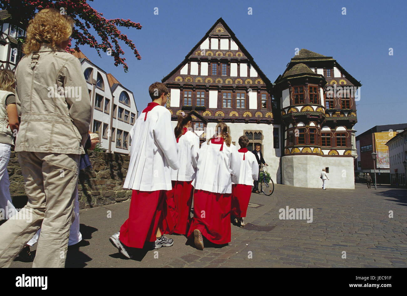 Germany, North Rhine-Westphalia, Höxter, Old Town, Ministranten, procession, Dechanei, Teutoburger wood, Weser mountainous country, marketplace, houses, buildings, historically, architecture, in 1561, local view, half-timbered, half-timbered house, carving, ornaments, professional rosettes, Palmetten, wooden relief, Adel's court, person, believers, passers-by, faith, outside, Stock Photo