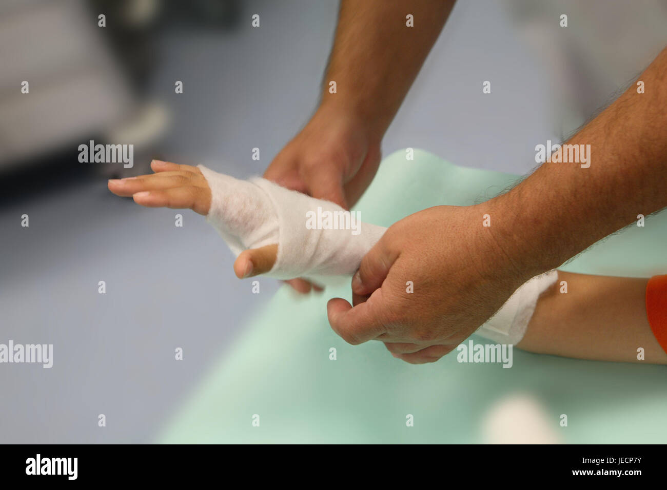 Clinic, examination room, doctor, detail, hands, patient, child, forearm, association, invest, abpolstern, association cotton, hospitalisation, sick person's station, pediatric clinic, children's ward, doctor's office, two, person, girls, ill, suffer, pains, courageously, orderly, orderly, orthopaedist, supply, arm injury, arm rupture, rupture, forearm rupture, forearm-hard association, injury, supply, cotton, care, care, treatment, medicine, fix up, inside, Stock Photo