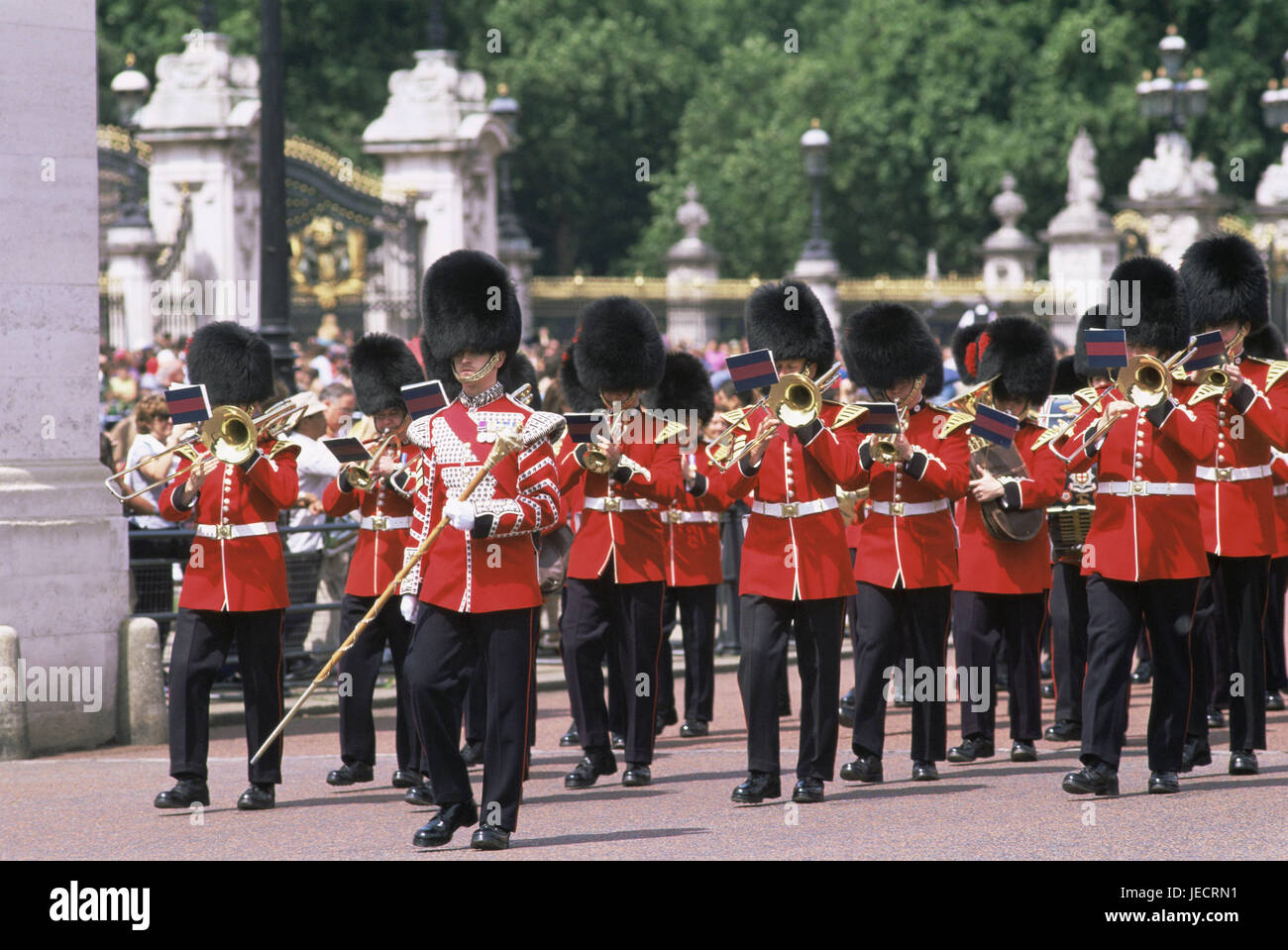 Great Britain, London, Buckingham Palace, save, band, England, capital, person, men, Guards, guard, royal, guard, soldier, men, uniform, go, motion, marching in step, ceremony, tradition, awake soldier, musician, the military, military band, band, attraction, tourist attraction, place of interest, icon, discipline, pride, order, representation, Stock Photo