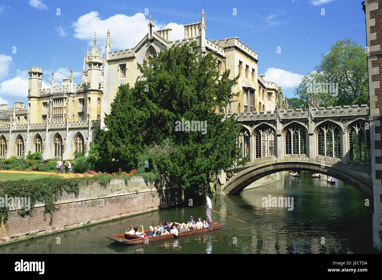 Great Britain, England, Cambridgeshire, Cambridge, River Cam, Bridge of Sighs, Saint John's college, boat, tourist, Europe, town, destination, place of interest, building, structure, architecture, architecture, university, university building, bridge, river, water, person, tourism, Stock Photo