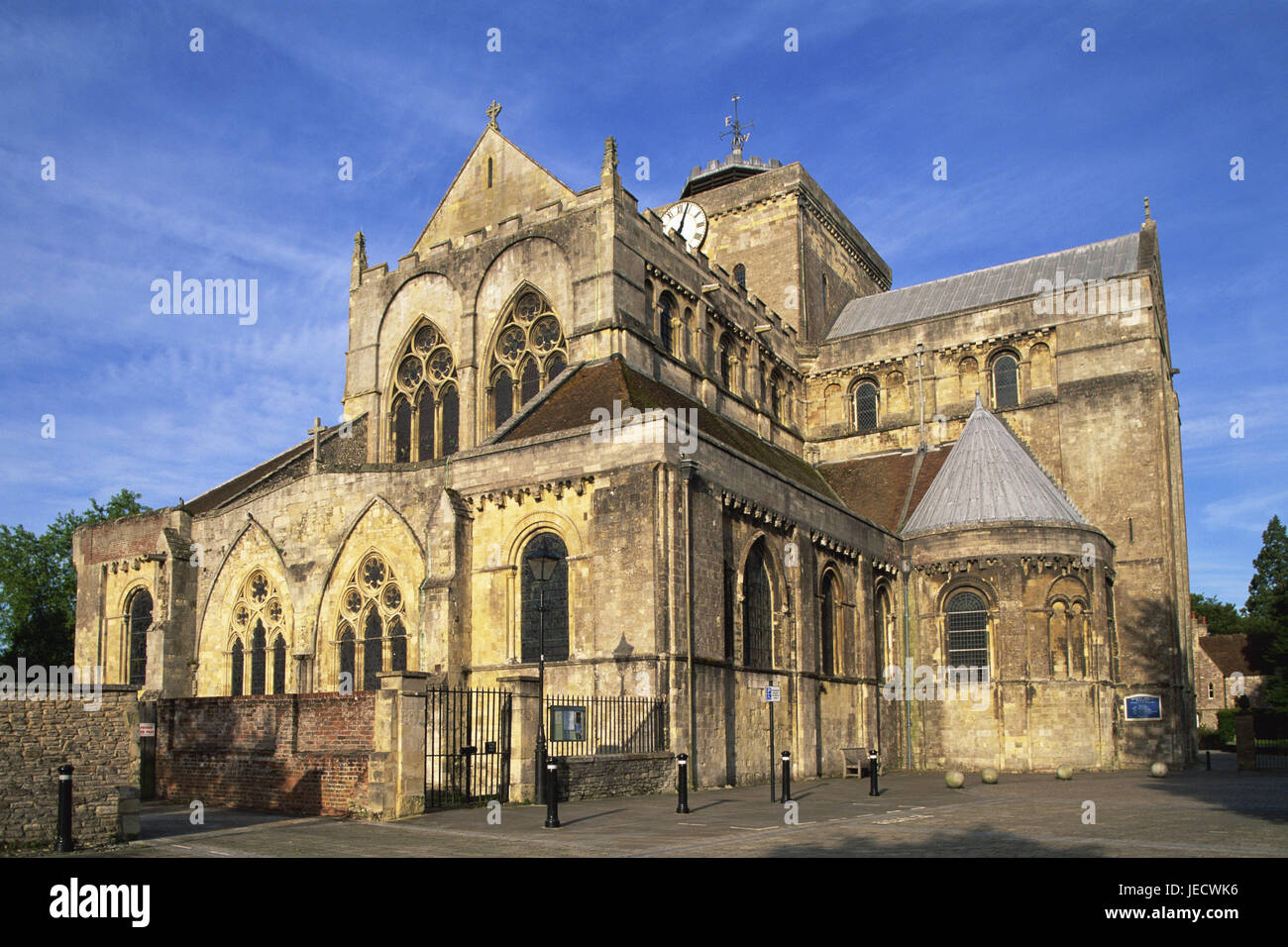 Great Britain, England, Hampshire, Romsey, cloister, church, Europe, destination, parish, place of interest, architecture, building, structure, church, sacred construction, minster, abbey, abbey church, faith, religion, Christianity, outside, deserted, Stock Photo