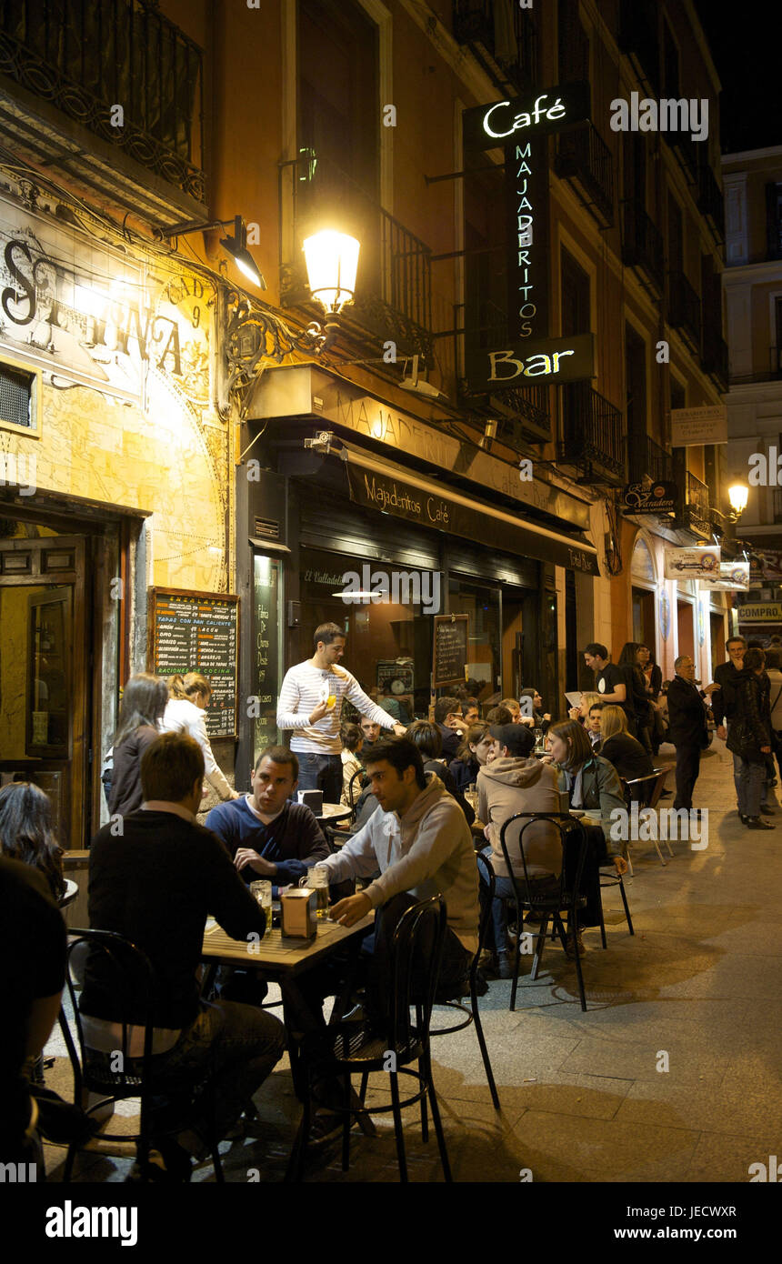Spain, Madrid, Majaderitos cafe, guests at night on the street, Stock Photo