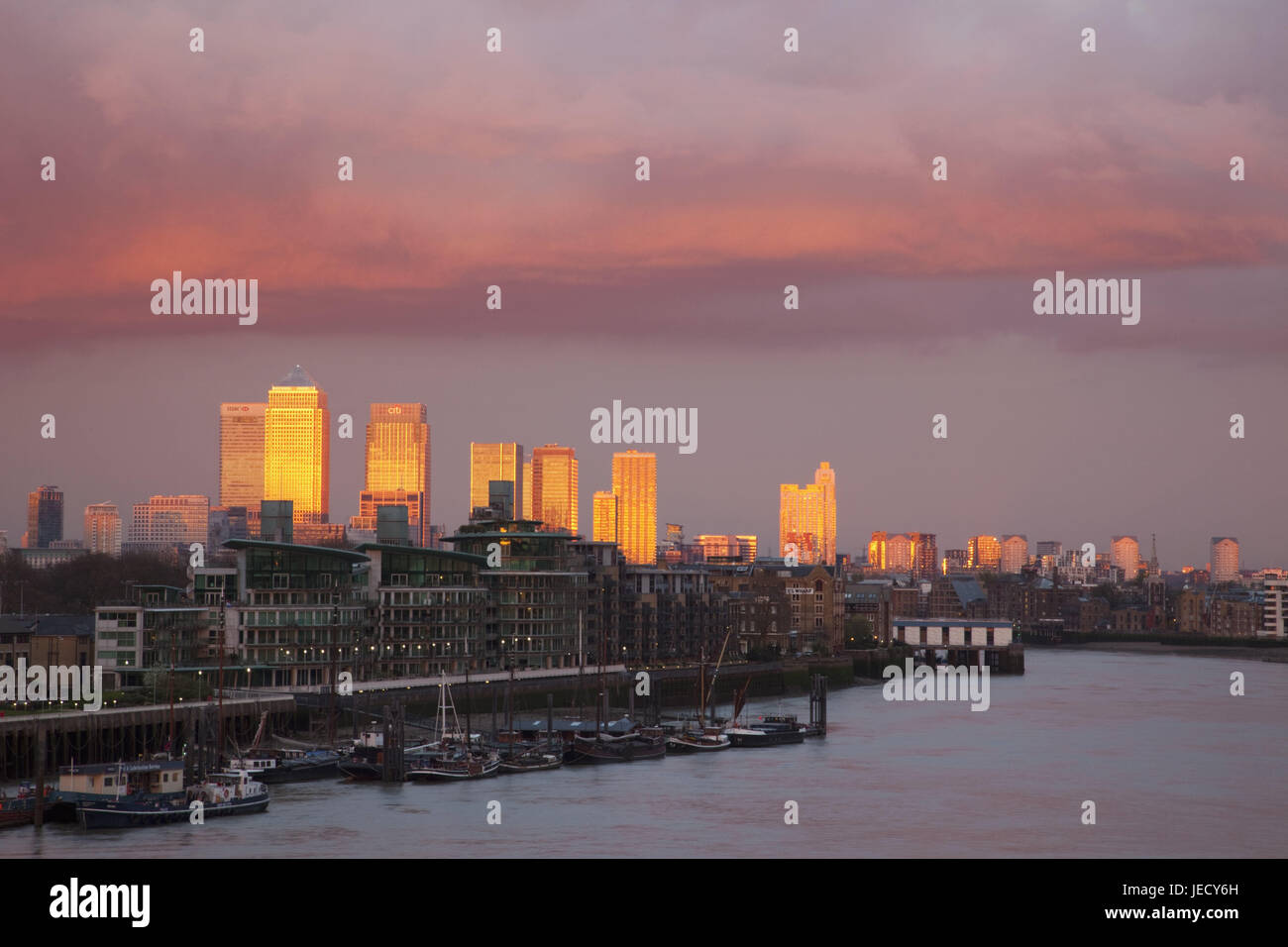 England, London, dock country, Canary Wharf, skyscraper, residential houses, the Thames, Abenrot, town, architecture, building, structure, houses, skyline, office building, business, financial centre, financial fourth, river, ships, landing stages, dusk, evening, river, sky, reddish, Stock Photo