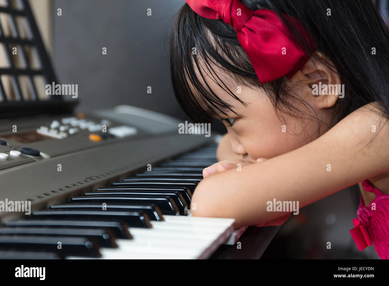 Скука музыка. Китаянка играет на фортепиано. Маленькая китайская девочка. Китайские девушки с инструментом музыкальным. Китаянка играет на электро трубе.