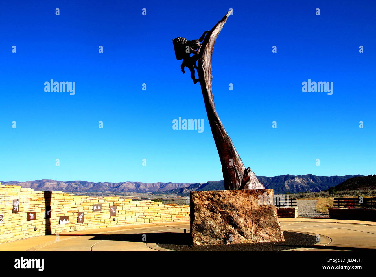 Native american sculpture hi-res stock photography and images - Alamy