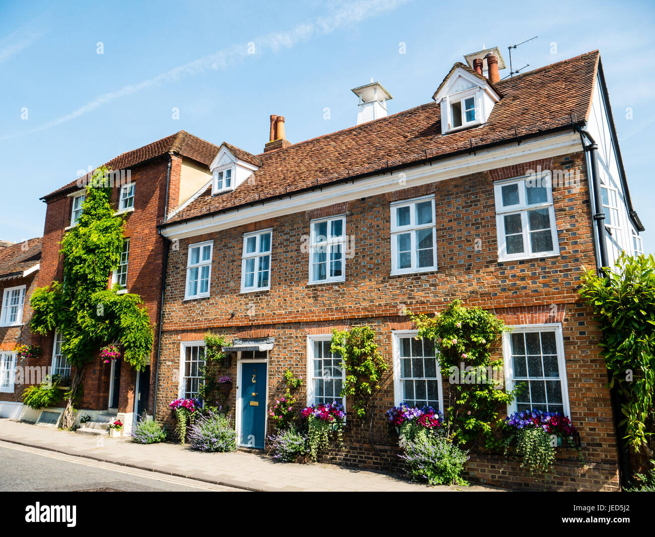 Luxury House With Flowers, New Street, HenleyonThames, Oxfordshire