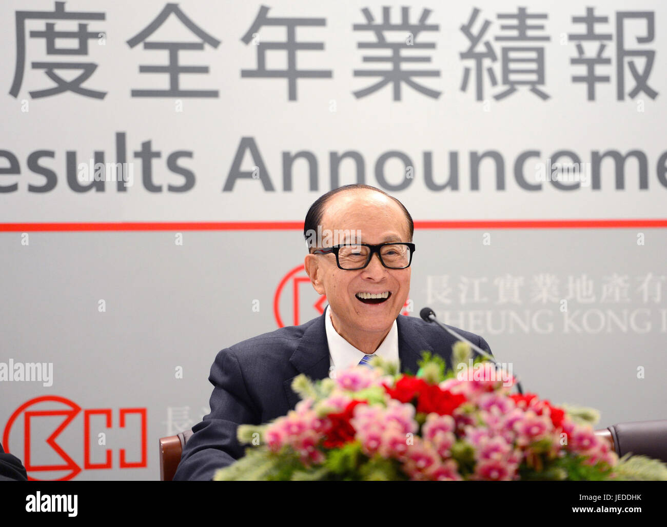 (170624) -- HONG KONG, June 24, 2017 (Xinhua) -- Photo taken on March 17, 2016 shows Hong Kong tycoon Li Ka-shing attending a news conference to announce his CK Hutchison Holdings company's annual results in Hong Kong, south China. Li had an exclusive interview with Xinhua News Agency lately as the 20th anniversary of Hong Kong's return to China is drawing near. (Xinhua/Qin Qing)(wjq) Stock Photo