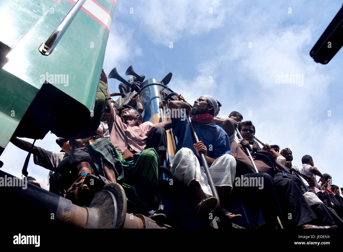 Overcrowded Train Bangladesh Stock Photos & Overcrowded 