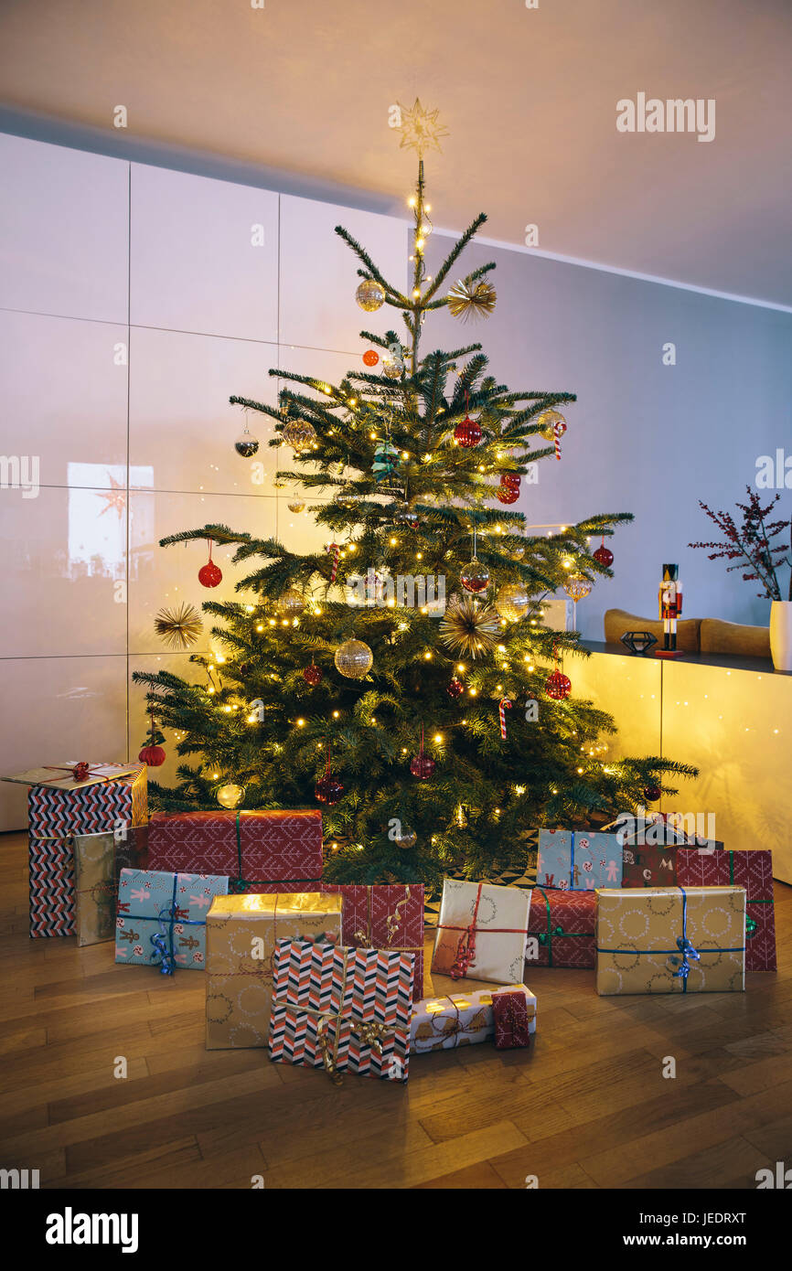 Decorated large tree hi-res stock photography and images - Alamy