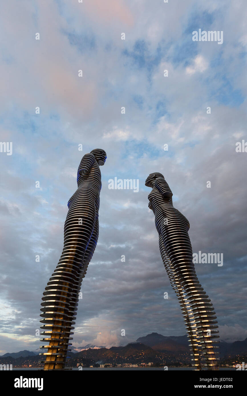 Moving metal statues of Ali and Nino byTamara Kvesitadze in Batumi