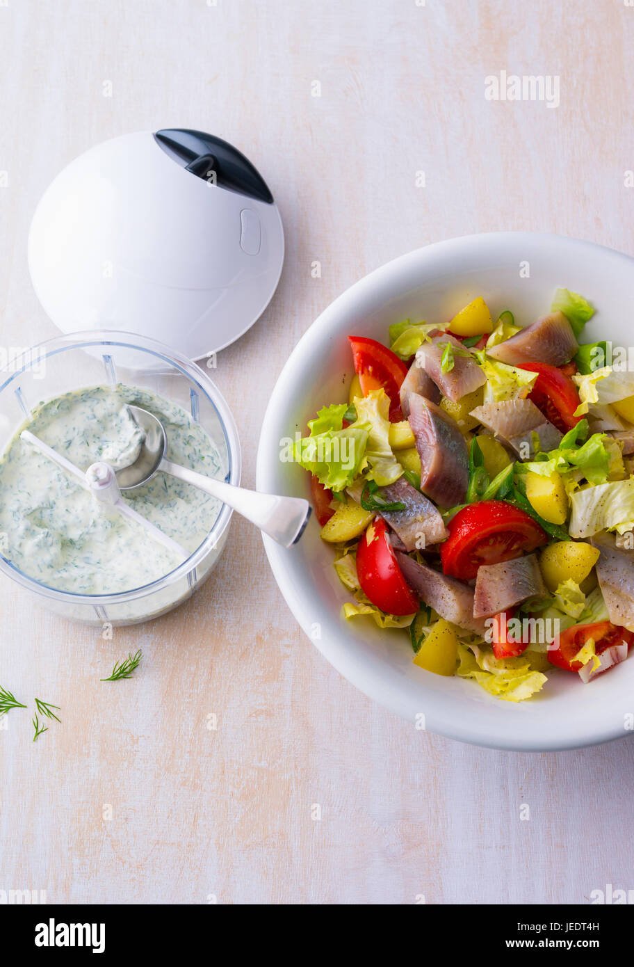 Heringssalat mit Kräutersauce Stock Photo - Alamy