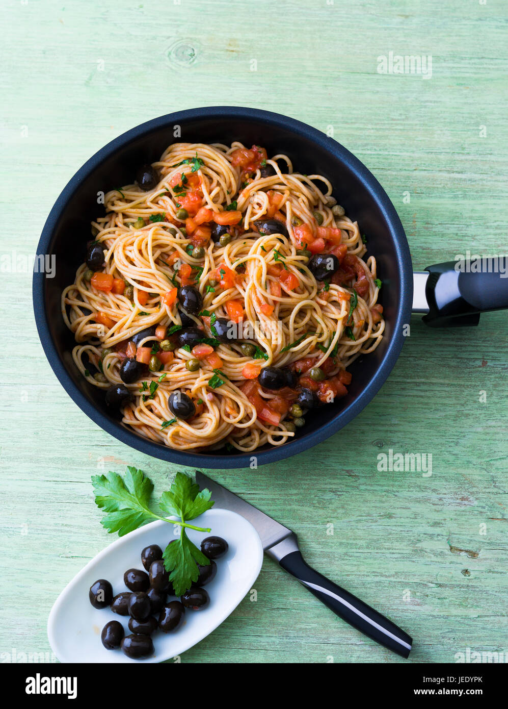 Spaghetti mit Oliven und Kapern in der Pfanne Stock Photo